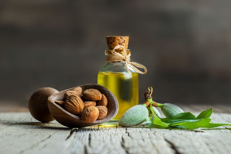 طرز استفاده از روغن بادام تلخ برای مو
